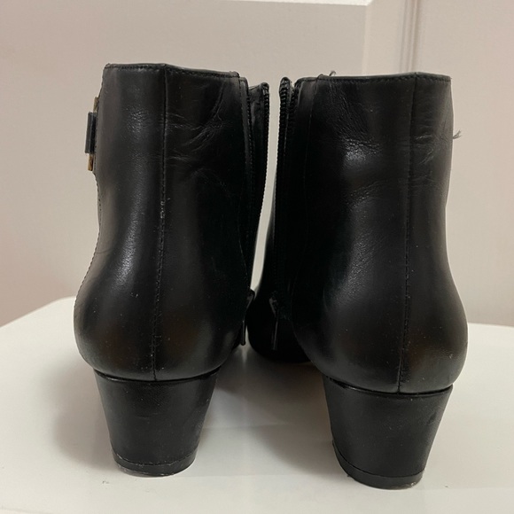 Nine West- Black leather, pointed toe, low heel, boot w/side zipper &gold accent - Picture 4 of 9